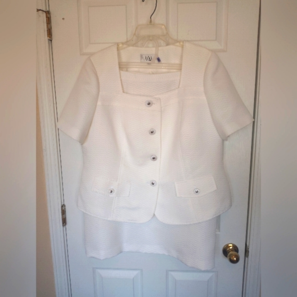 Le Suit 2 Piece White Skirt Set Size 18W